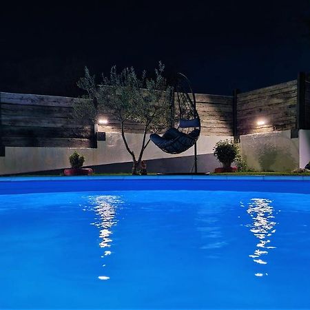 Holiday House Boost With Heated Pool Klis Exterior foto