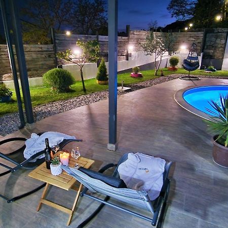 Holiday House Boost With Heated Pool Klis Exterior foto