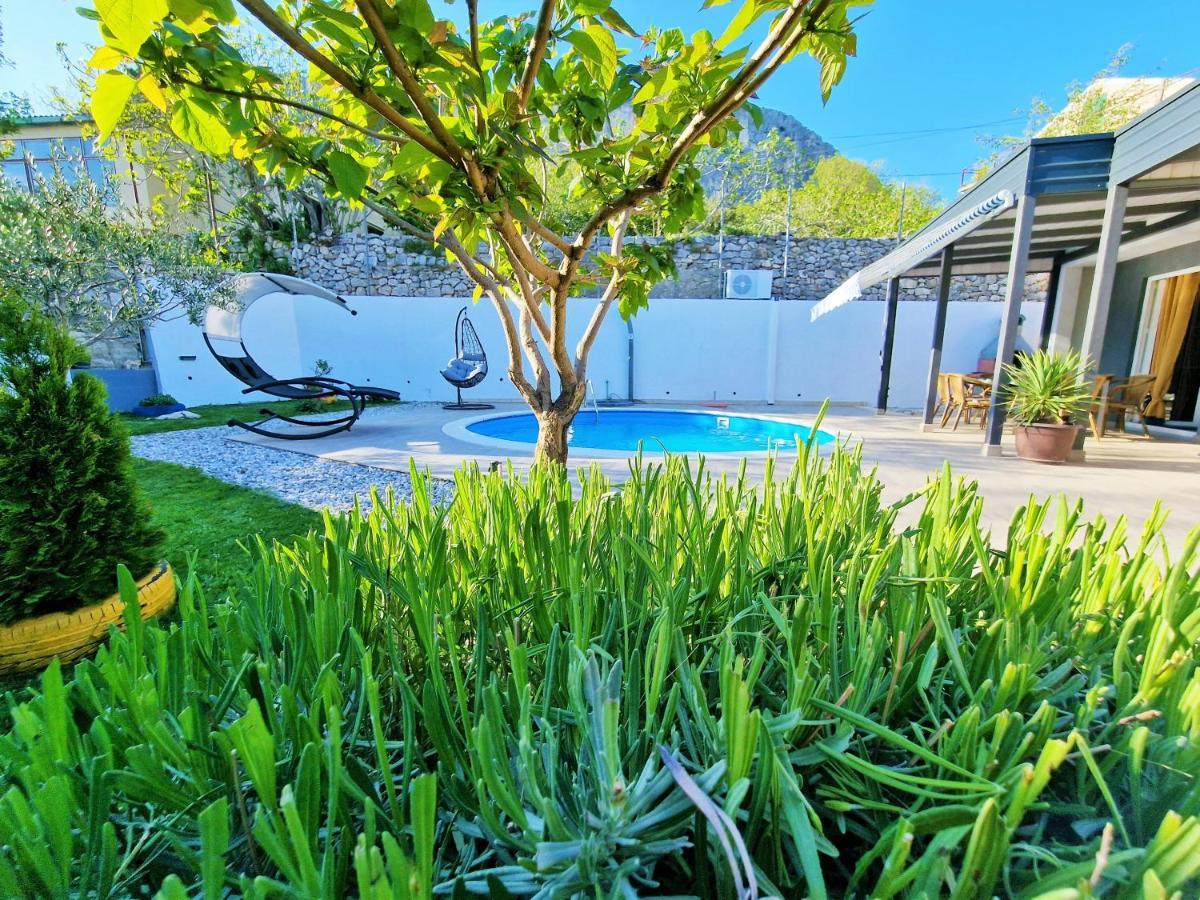 Holiday House Boost With Heated Pool Klis Exterior foto