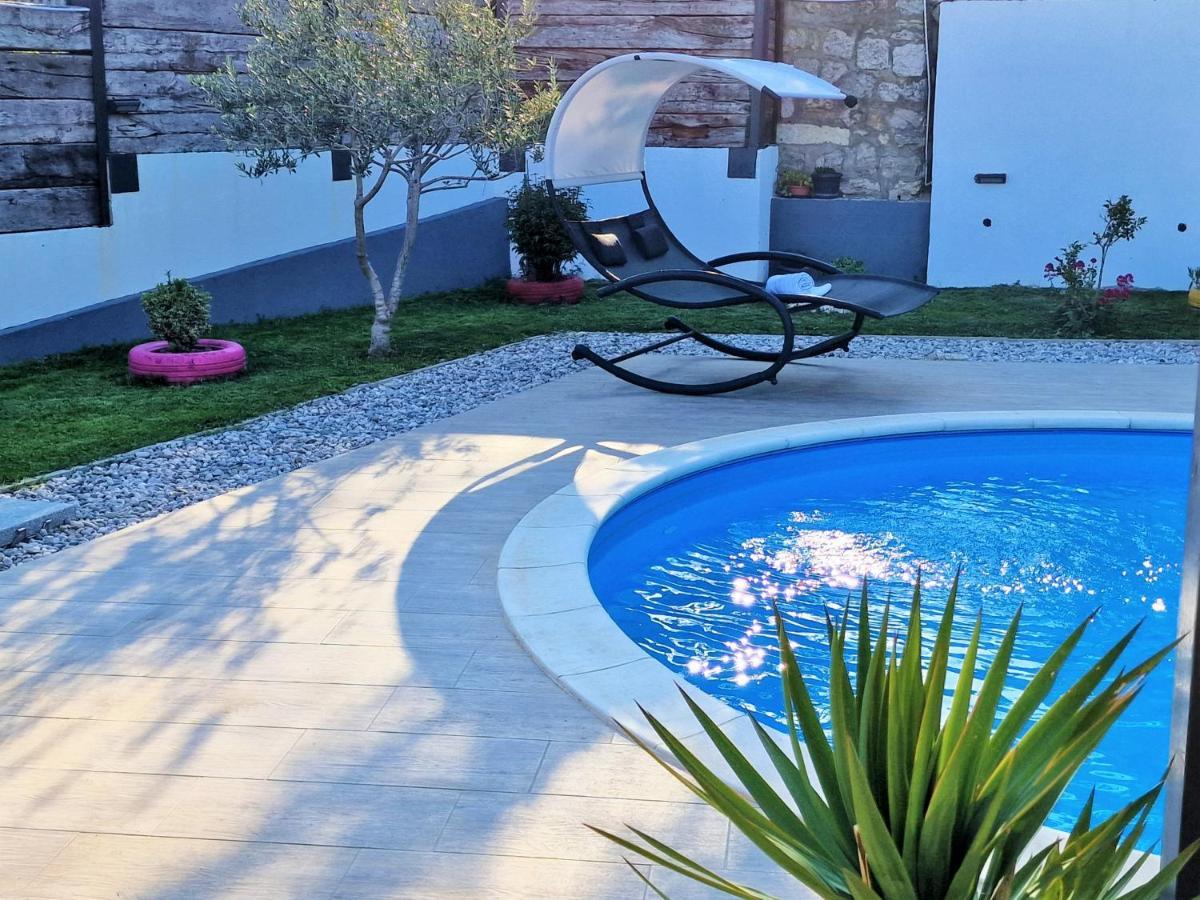 Holiday House Boost With Heated Pool Klis Exterior foto
